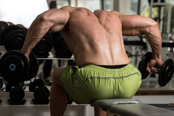 Homem saudável fazendo exercício de peso pesado para as costas — Fotografia de Stock