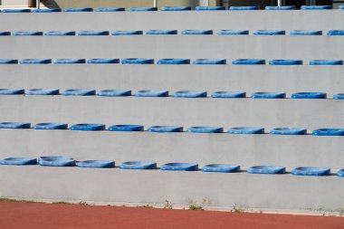 Futbol stadyumunda plastik mavi koltuklar