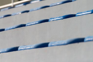 Futbol stadyumunda plastik mavi koltuklar