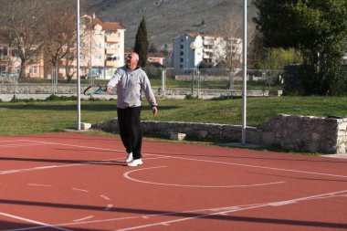 Tenis oynarken üst düzey Beyaz adam