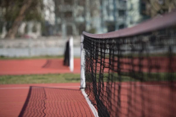 Tennis court net och domstolen utöver — Stockfoto