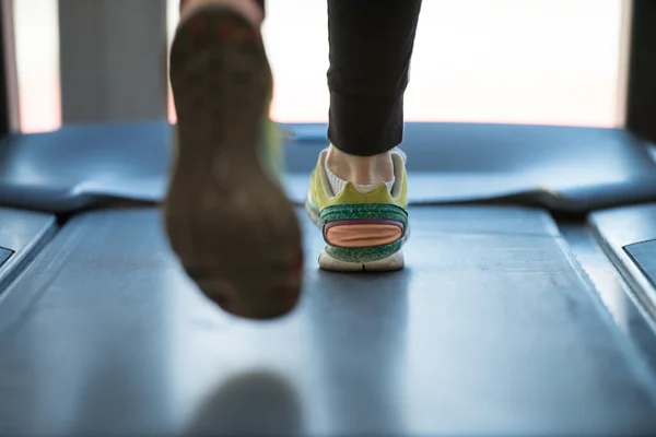 Fitness vrouw draait op loopband — Stockfoto