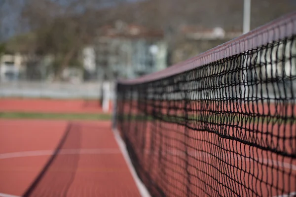 Tennis court net och domstolen utöver — Stockfoto