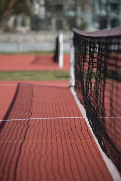 Tennis court net och domstolen utöver — Stockfoto