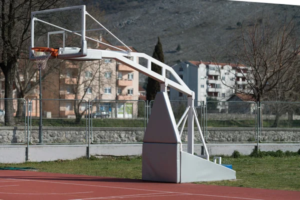 Terrain de basket public extérieur — Photo