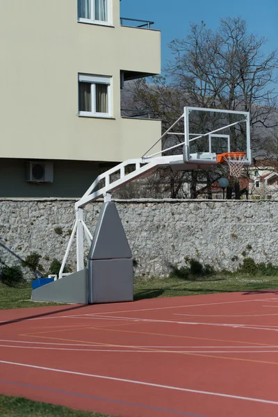 Venkovní veřejné basketbalové hřiště — Stock fotografie