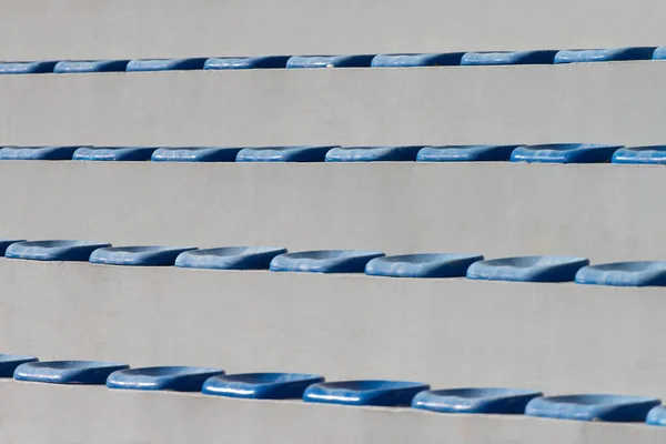 Plastikowe niebieskie siedzenia na stadionie piłkarskim — Zdjęcie stockowe