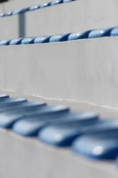 Sedili blu plastica sullo stadio di calcio — Foto Stock