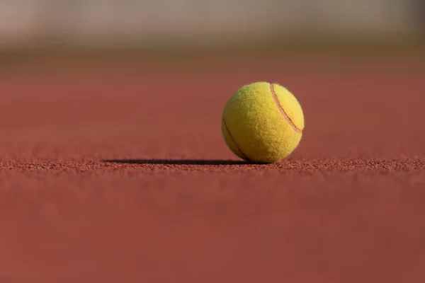 Pelota de tenis en la cancha Primer plano —  Fotos de Stock