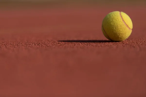 Pelota de tenis en la cancha Primer plano —  Fotos de Stock