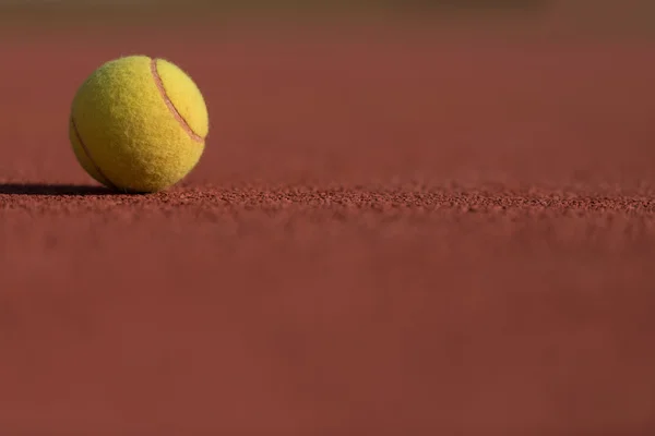 Tenisový míč na hřišti zblízka — Stock fotografie