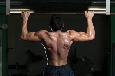 Genç sporcunun çekme işi ups