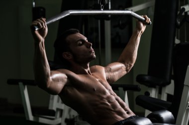 geri için ağır egzersiz yaparak vücut geliştirmeci