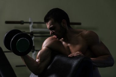 pazı dumbbells ile egzersiz vücut geliştirmeci