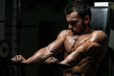 göğüs için egzersiz makinesi