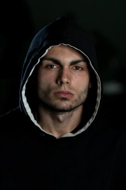 kapüşonlu genç adam
