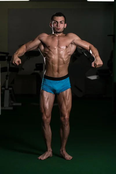Bodybuilder utför främre avslappnade poser — Stockfoto