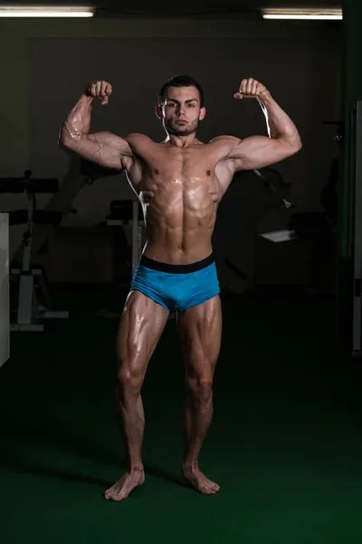 Bodybuilder effectuer avant double biceps poses — Photo