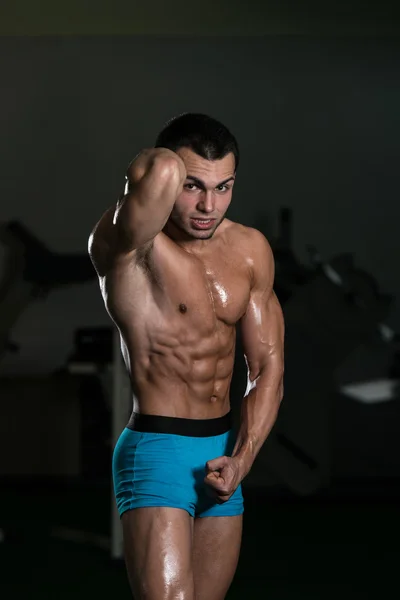 Bodybuilder effectuant des poses abdominales avant de cuisse — Photo