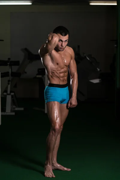 Bodybuilder front abdominale dij poses uitvoeren — Stockfoto