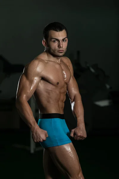 Bodybuilder, der seitliche Brustpositionen ausführt — Stockfoto