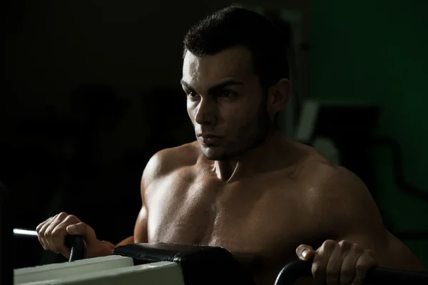 Bodybuilder faisant l'exercice lourd de poids pour le dos — Photo