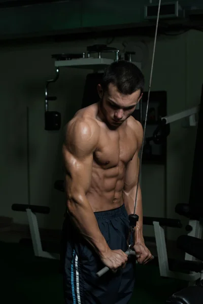 Giovane uomo che esercita Triceps in palestra — Foto Stock