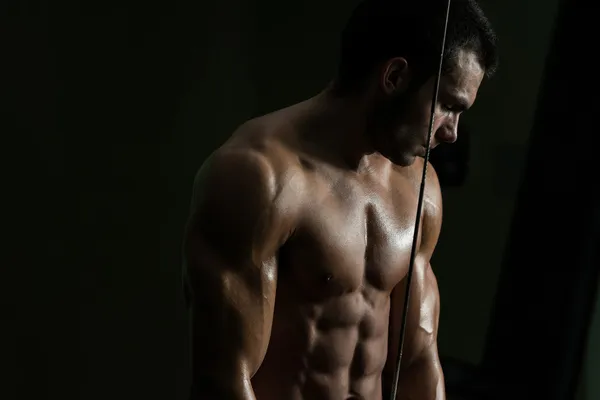 Joven ejercitando tríceps en el gimnasio — Foto de Stock