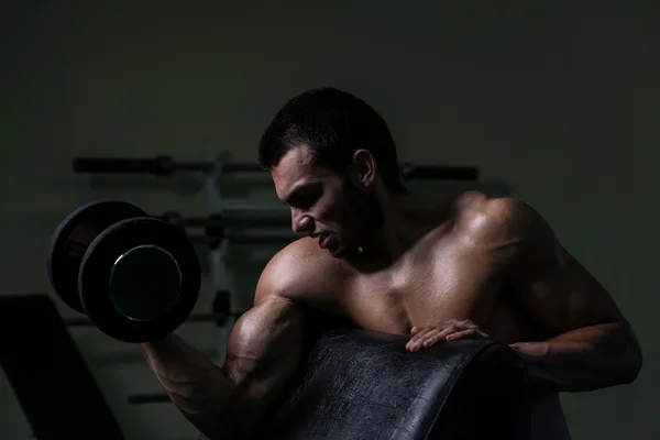 Joven haciendo ejercicio bíceps — Foto de Stock