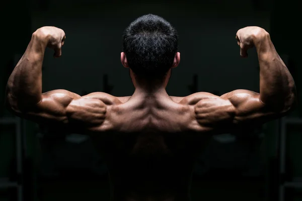 Junge männliche Athletin lässt Rückenmuskeln spielen — Stockfoto