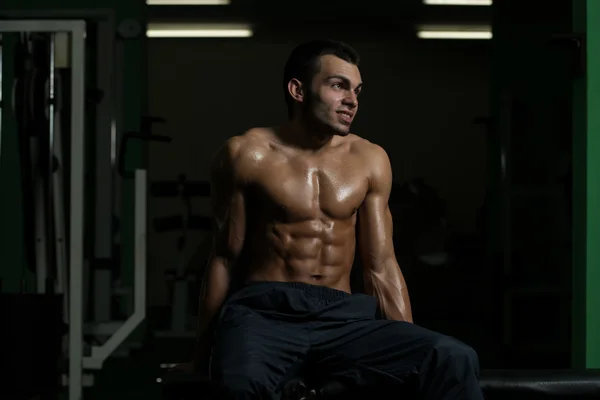 Porträt eines körperlich fitten jungen Mannes — Stockfoto