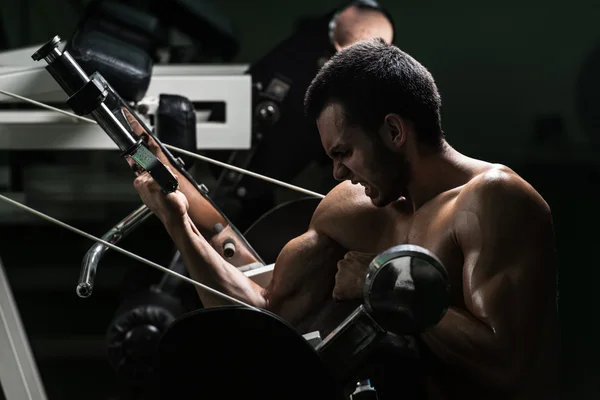Mladý muž dělá cvičení pro biceps — Stock fotografie
