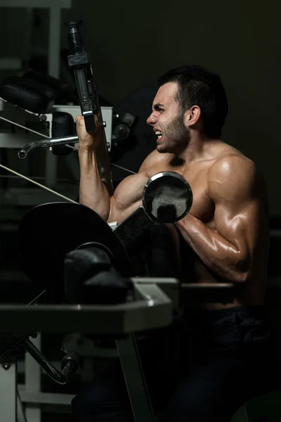 Jonge man doen oefening voor biceps — Stockfoto