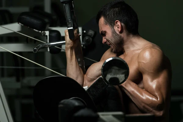 Ung man träna biceps — Stockfoto