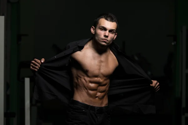 Hombre joven con su camisa abierta — Foto de Stock