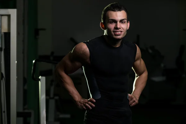 Sexy muscular homem no um preto t-shirt — Fotografia de Stock