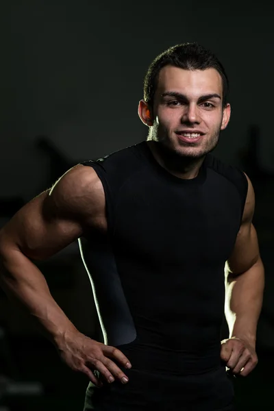 Sexig muskulös man i en svart t-shirt — Stockfoto