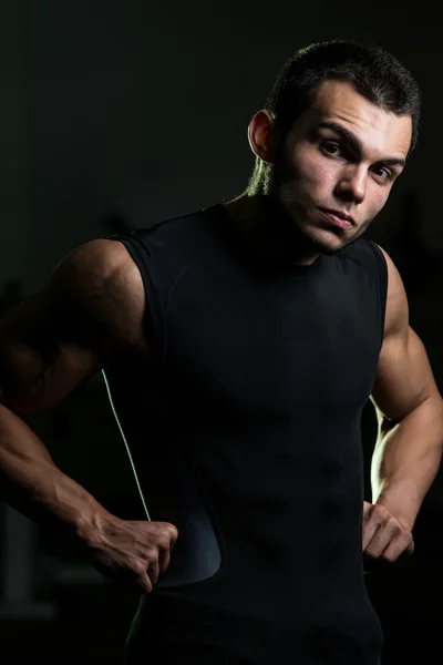 Sexy muscular homem no um preto t-shirt — Fotografia de Stock