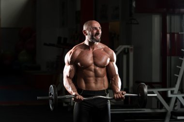 Olgun erkek egzersiz halter ile