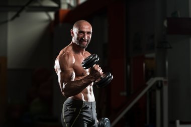 Olgun bodybuilder pazı çalışma