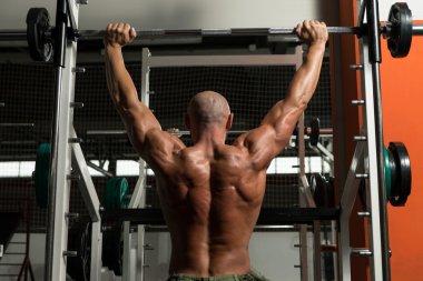 omuz için ağır egzersiz yaparak vücut geliştirmeci