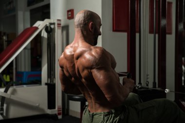 geri için ağır egzersiz yaparak olgun vücut geliştirmeci