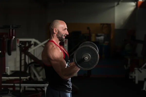 Zralý muž dělá cvičení pro biceps — Stock fotografie