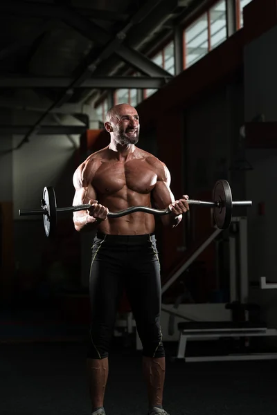 Dojrzały człowiek robi ćwiczenia na biceps — Zdjęcie stockowe