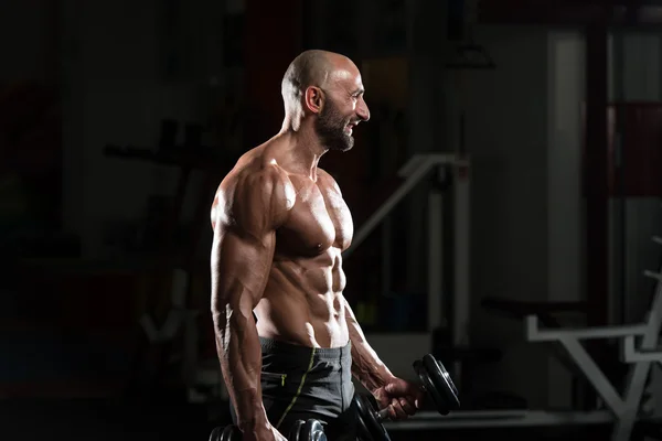 Mature Bodybuilder Exercising Biceps With Dumbbell — Stock Photo, Image