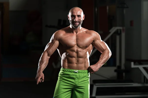 Portret van een fysiek fit volwassen man — Stockfoto