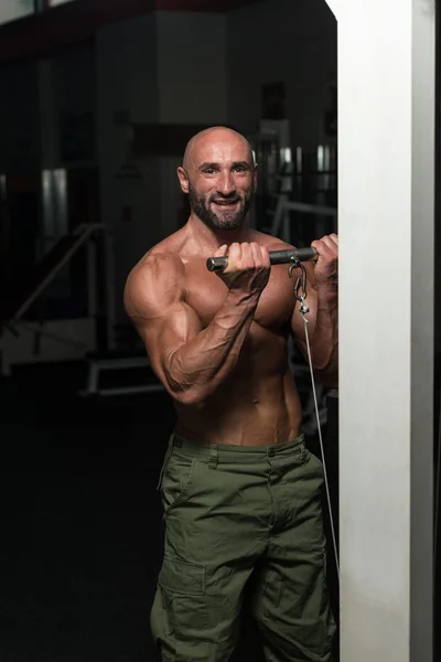 Reifer Mann trainiert im Fitnessstudio — Stockfoto