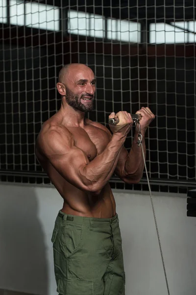 Mogna kroppsbyggare tränar biceps — Stockfoto