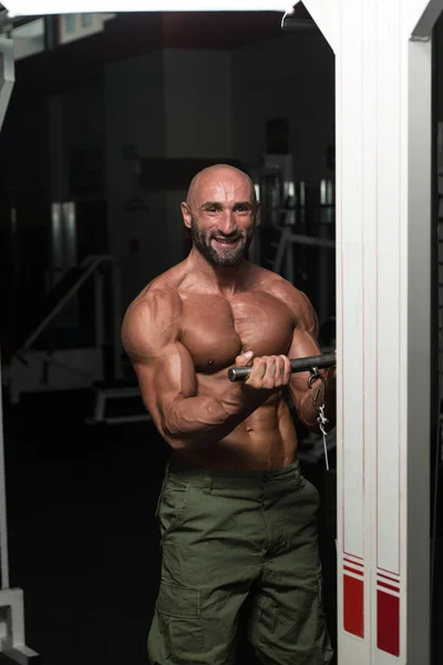 Frisk man träna biceps i hälsoklubb — Stockfoto