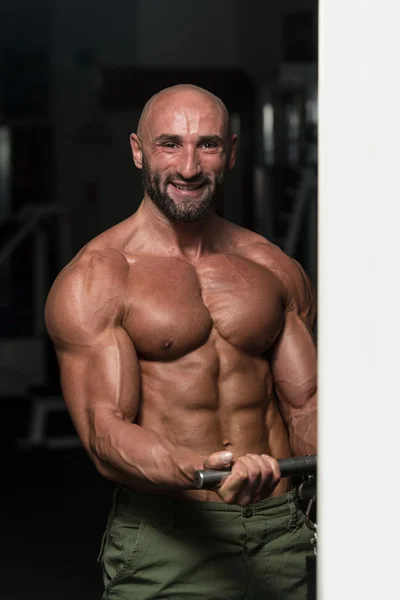 Reifer Mann trainiert im Fitnessstudio — Stockfoto